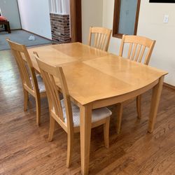 Beautiful Dining Table w/ 6 Chairs and extension