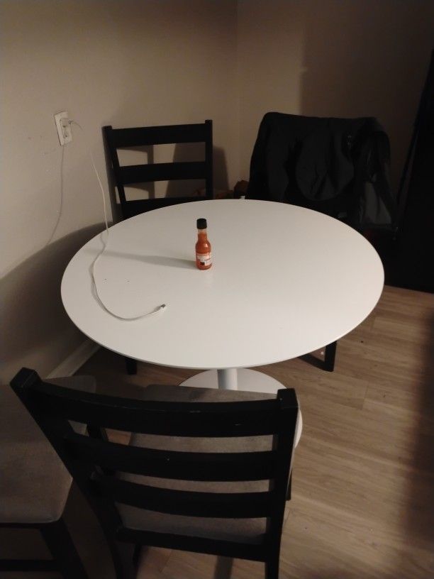 Kitchen Table 4 chairs 