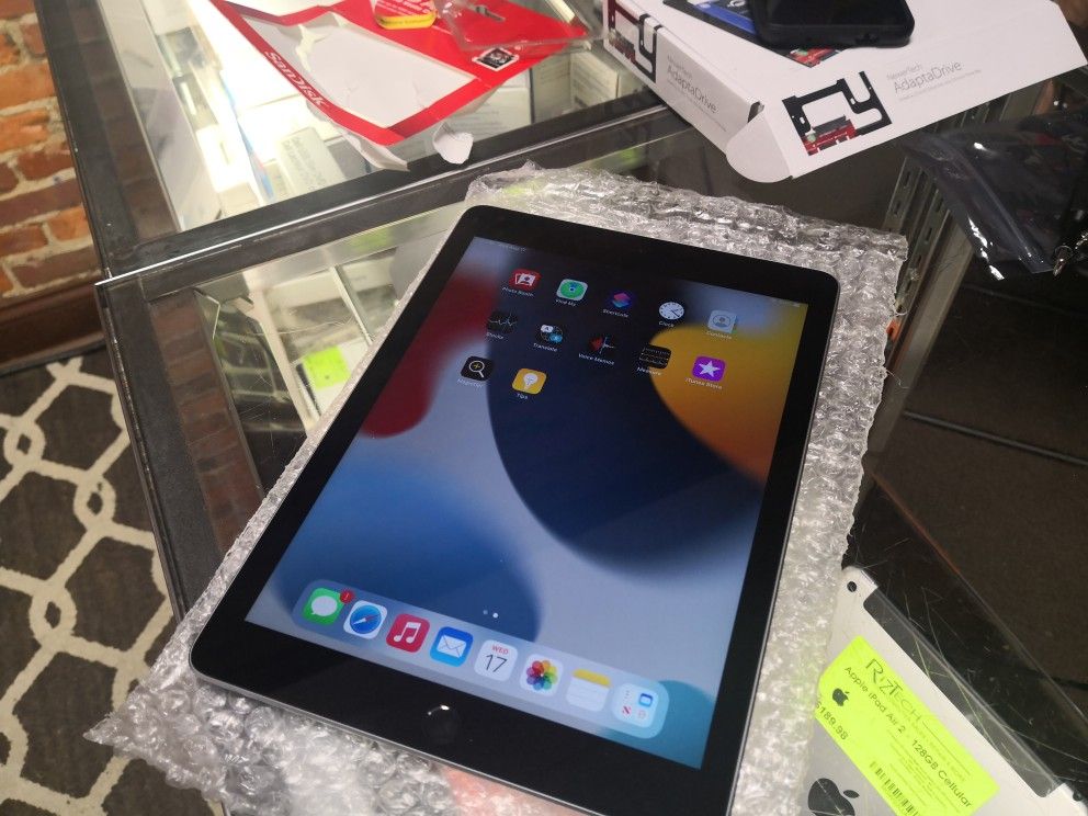 Apple iPad 6th Gen 32GB WIFI
9.7" (diagonal) Retina LED-backlit Multi-Touch display
WiFi Bluetooth Siri
FaceTime HD & iSight cameras