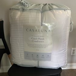 NEW - CasaLuna All Seasons Cool Plush Down Alternative Comforter KING