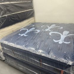 KING SIZE STEARNS & FOSTER LUX ESTATE PILLOW TOP MATTRESS & BOX SPRINGS BED SET