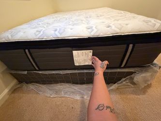Queen Size Mattress 🛏️  Queen Mattress – Clean & Like New!