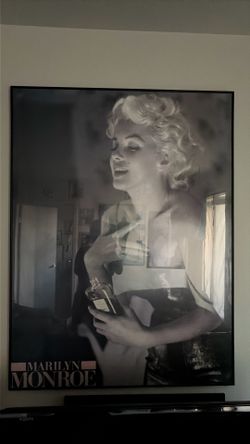 Picture frame frames of Marilyn Monroe, James, Dean, and Marilyn Monroe