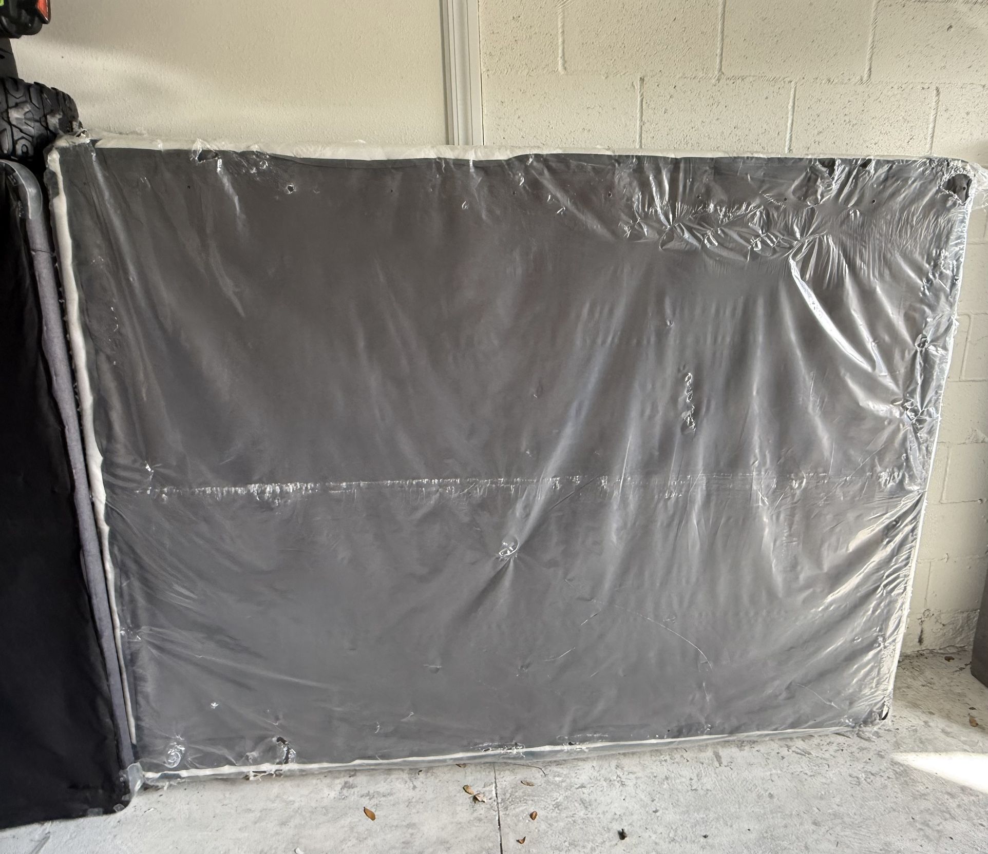 Queen Box spring 2 Available