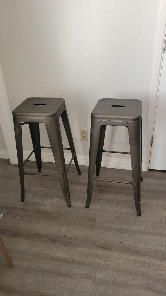Metal Stools 4 Total Like New