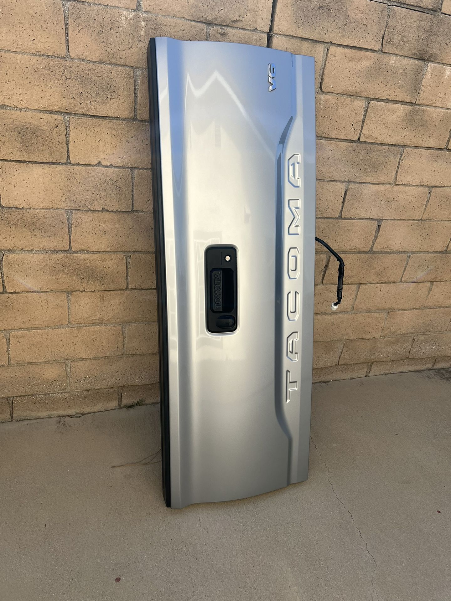 2018. Toyota Tacoma Tail Gate.