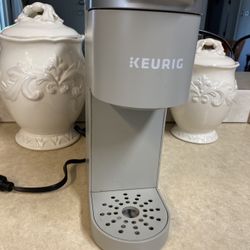 GRAY KEURIG MINI I CUP COFFE MAKER. GENTLE USE. WITH REFILLABLE CUP