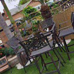 Patio table and 4 heavy-duty aluminum swivel stools/Outdoor Furniture/outside Barstools/Cash Only