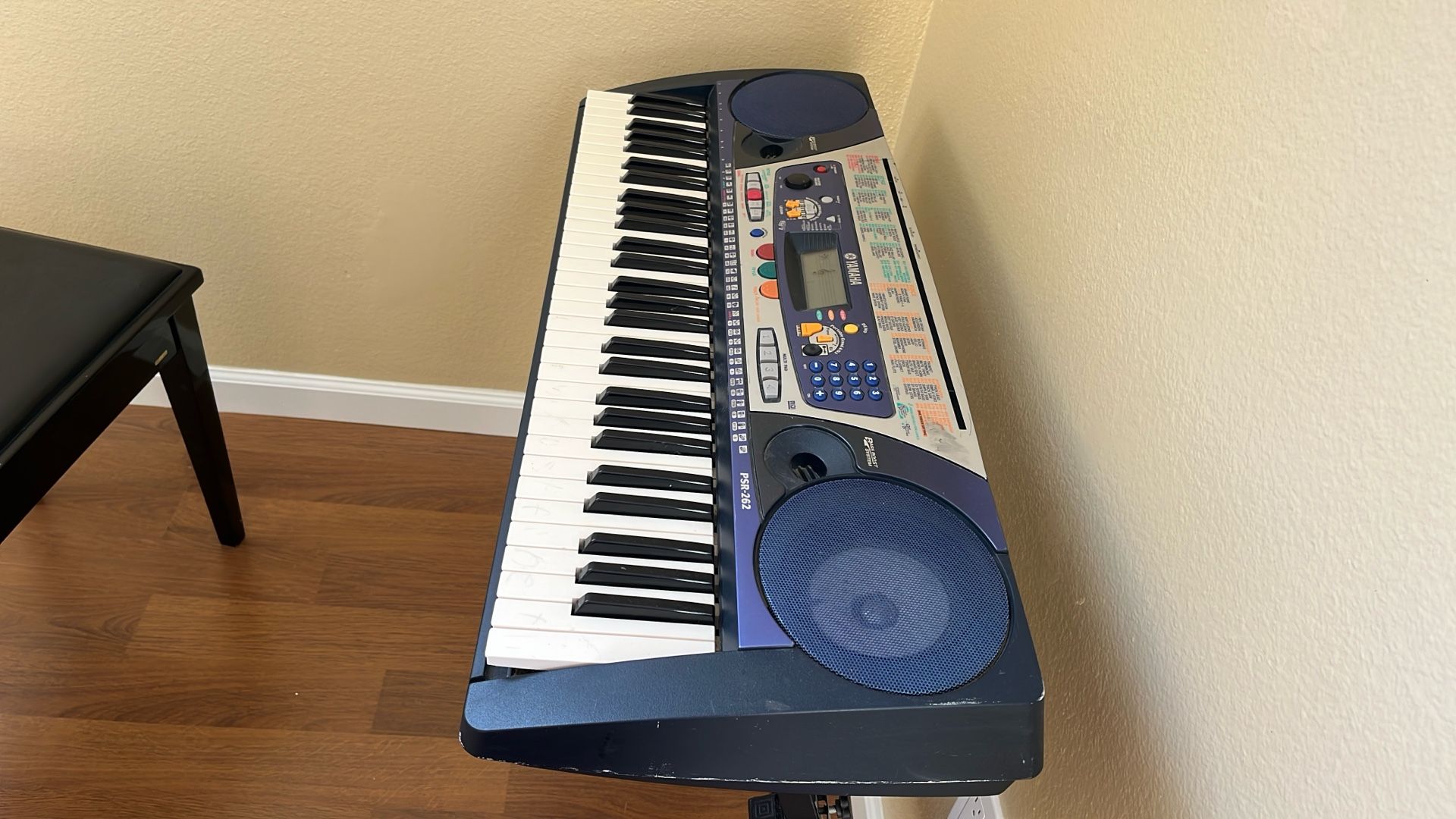 Yamaha Keyboard with stand 