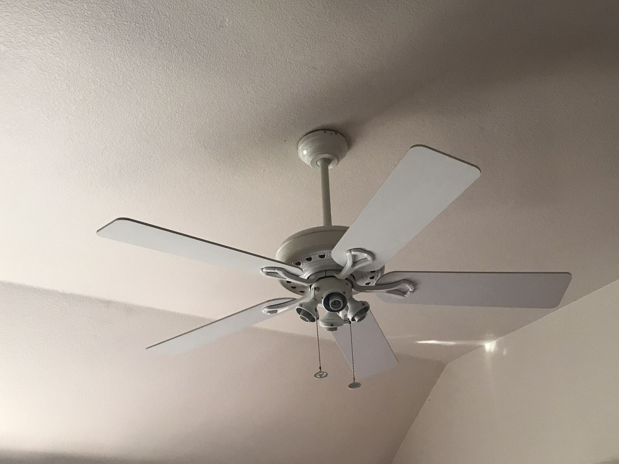 Hunter Ceiling Fan (White) With lights, Remote, 5 Blades, 3 Speeds