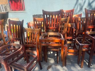estoy vendiendo cien silllas se emtregan pindas cafe oscuro el cliente elige el color del asiento