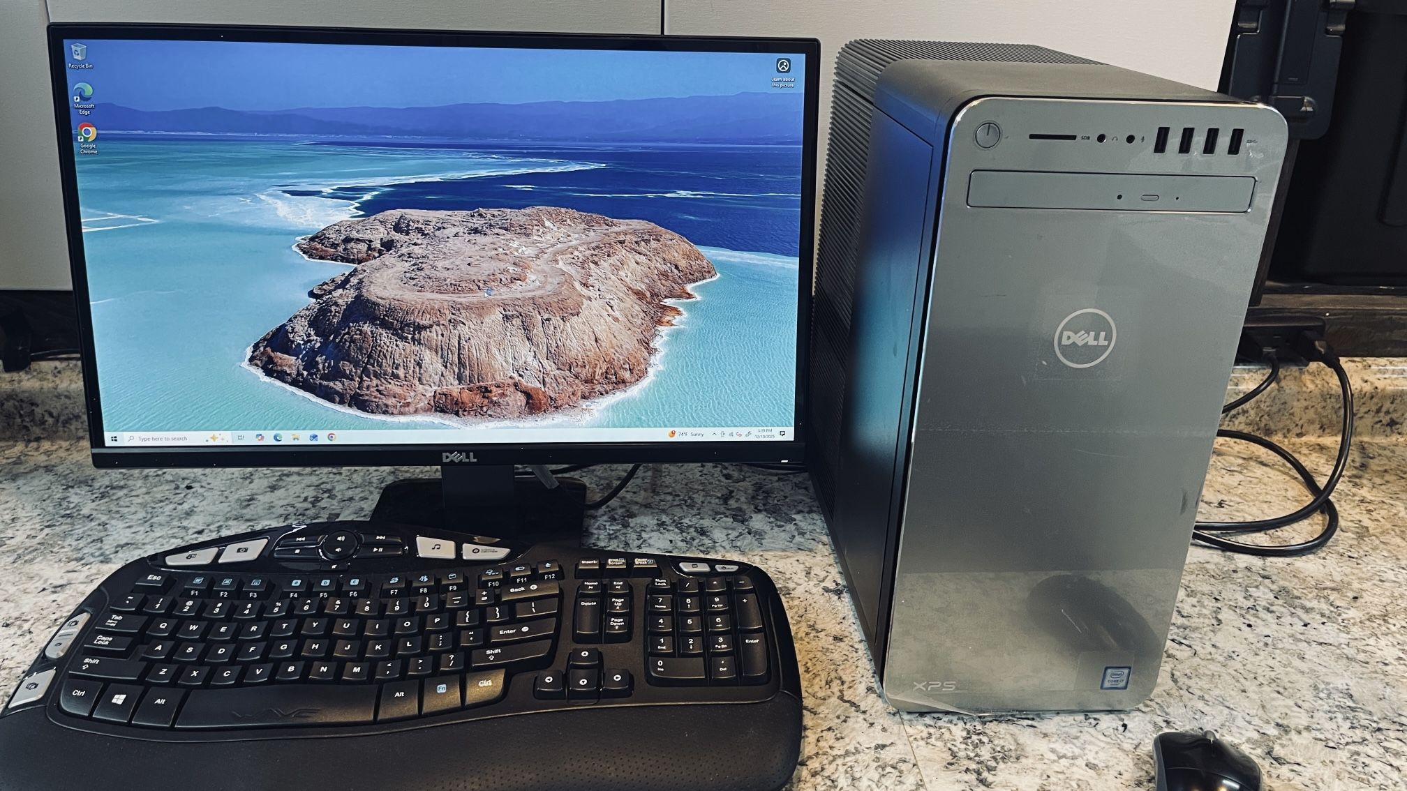 Dell XPS 8910 PC w/22" Monitor, Wireless Keyboard/Mouse