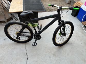 Mountain bike in good shape look at pictures closely no flat tires ready to go