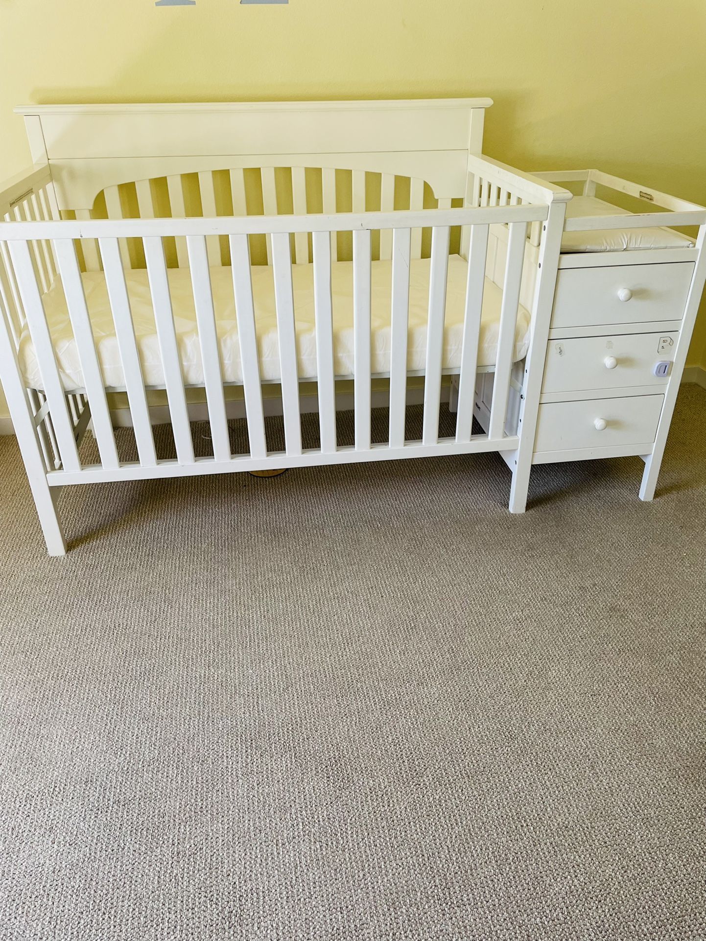 Crib With Mattress And Changing Table