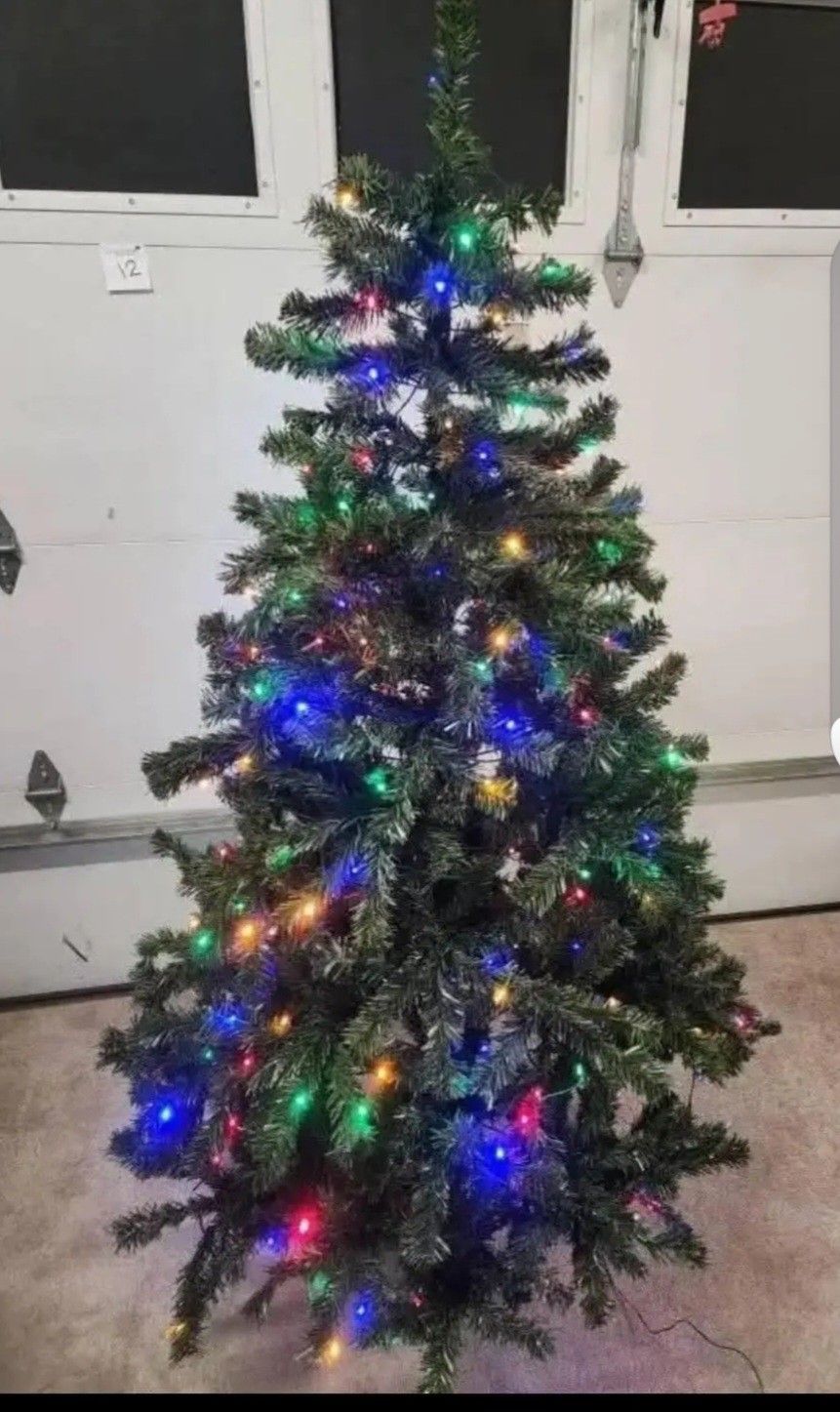 *** BRAND NEW- CHRISTMAS TREE ***