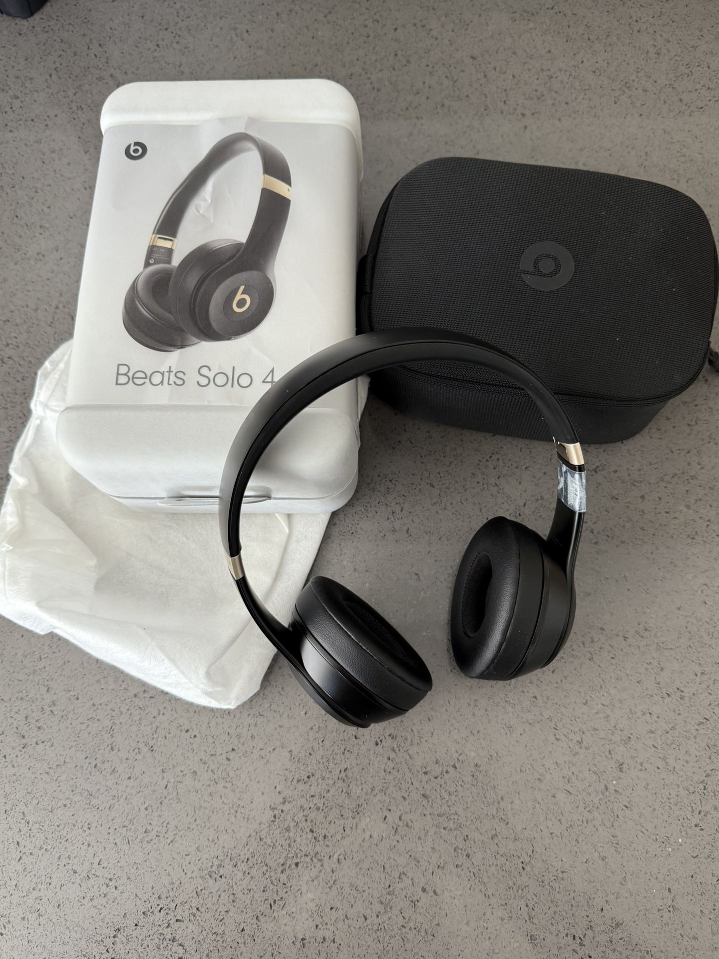 Beats Solo 4 Black/Gold