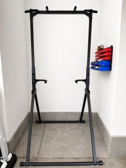 Foldable pull up and dips station
