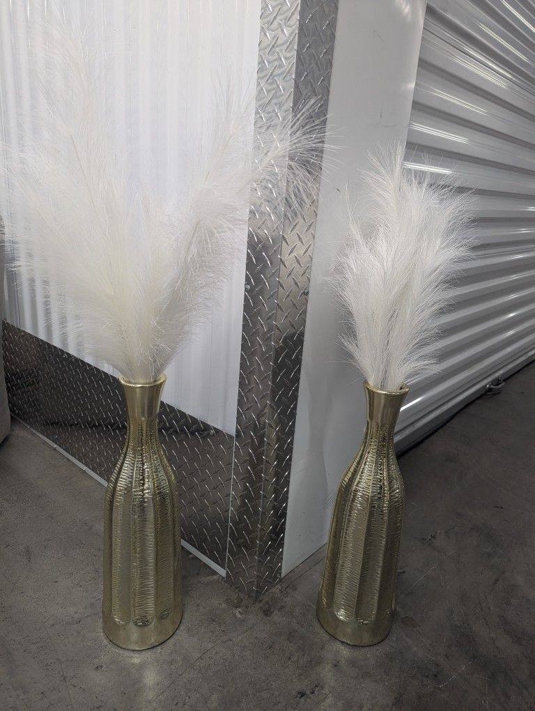 Gold Vase With White Pampas decoration