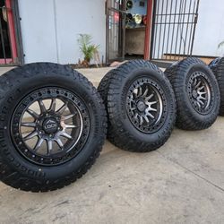 17" LOCK TRAIL rims w/ 32" Ridgecrawler RT 