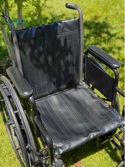 RHYTHM HEALTHCARE WHEELCHAIR