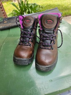 Avenger Work Boots...Wateproof...practically new, Unisex, Size 6....$30