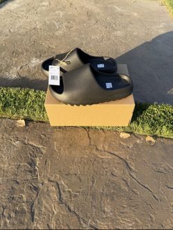Yeezy Slides Brand New