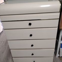 5 drawer dresser. Good condtion