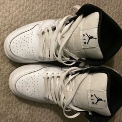 Jordan 1 Mid White,black Color way 
