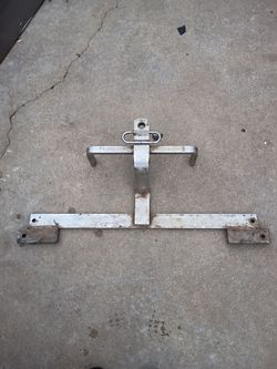 TOWING HITCH BRACKET