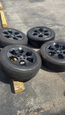 Land Rover Wheels with Pirelli Tires Set of 4
