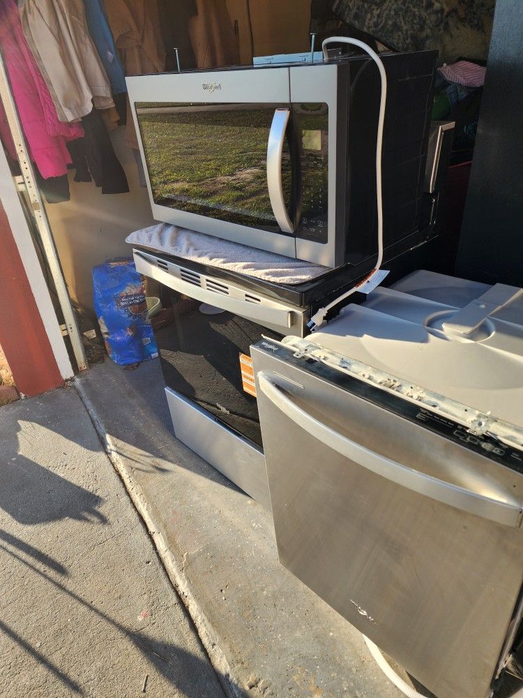 Set New Whirlpool StoveDishwasher And Microwave
