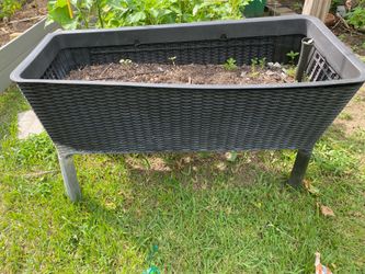 Elevated garden bed