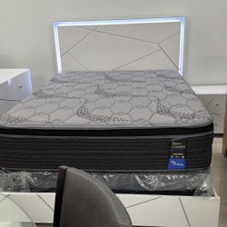 Cama Queen En Venta.Ask For Price 