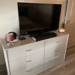 Dresser & TV 