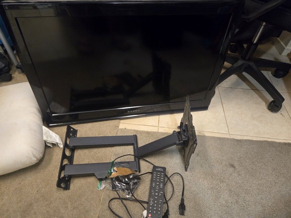 32 Inch TV With Wall Mount