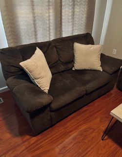 2 couches, 4 pillows
