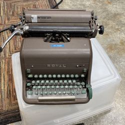 Antique Royal Typewriter 