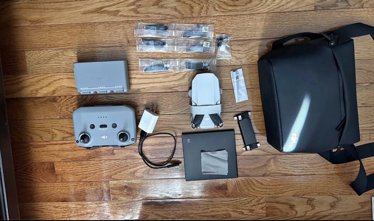Original near mint DJI Mini 2 Fly More bundle includes: - DJI MINI 2 - 256gb SD card - remote control - 3 rechargeable batteries - recharging station
