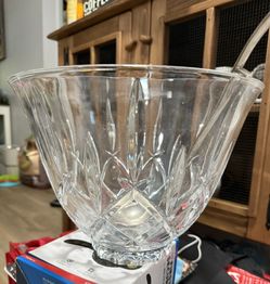 Beautiful Crystal Punch Bowl W/ 12 Cups