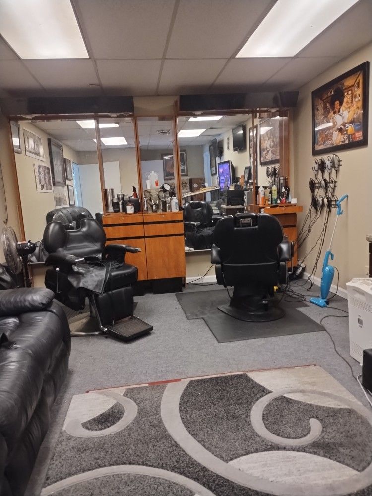 NOW SEEKING BARBER 💈 OR BRAIDER FREE TWO WEEKS TO START.(contact info removed)