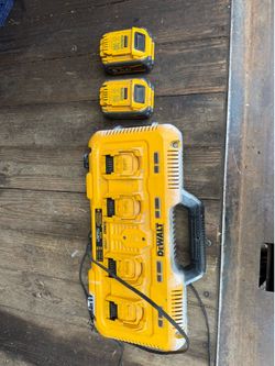 DEWALT 4-Port Fast Charger DCB104 + (2) FLEXVOLT 20V/60V 6Ah Batteries
