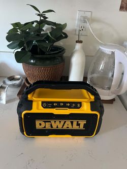 Dewal 12v 20v speaker Bluetooth tool only no batería $85 firme precio