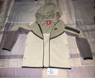 New Nike tech fleece size medium boys