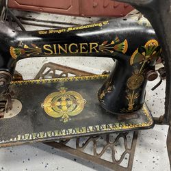 1900s Singer Sewing Machine W/ Cast iron stand