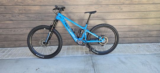 2025 Pivot Shuttle AM