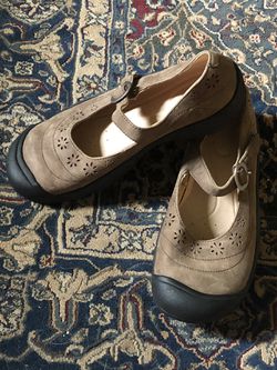 keen women’s close toed sandal tan khaki shoes size 9