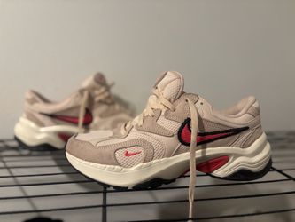 Nike Chunky Sole Sneakers Beige pink