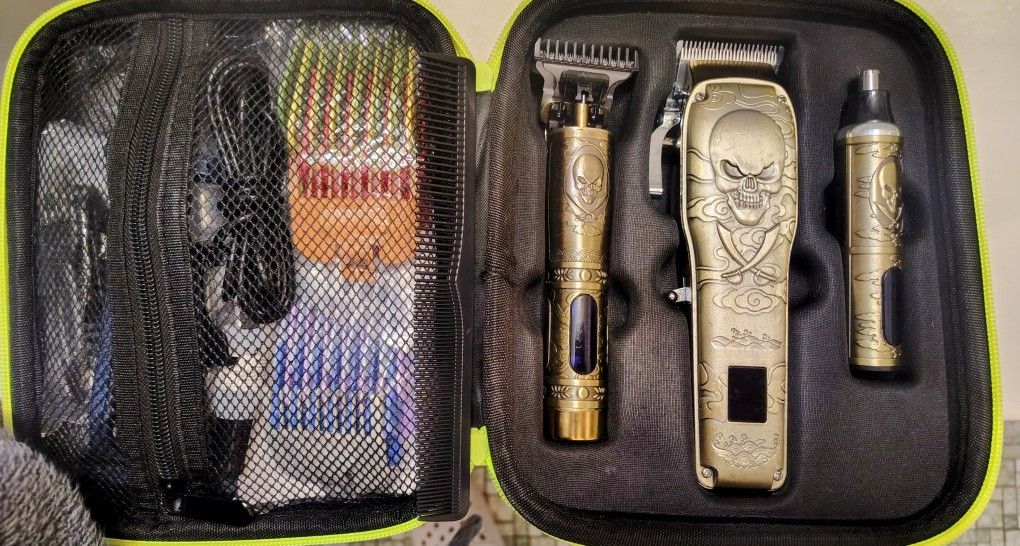 Wirless Clippers .. Hair Buzzer... Trimmer.. And Nose Clippers ... Brad New ... Clipper Heads For Both Clippers