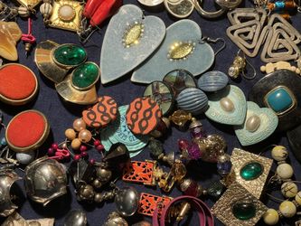 Vintage Various Styles Earrings LOT : 40 Pieces 