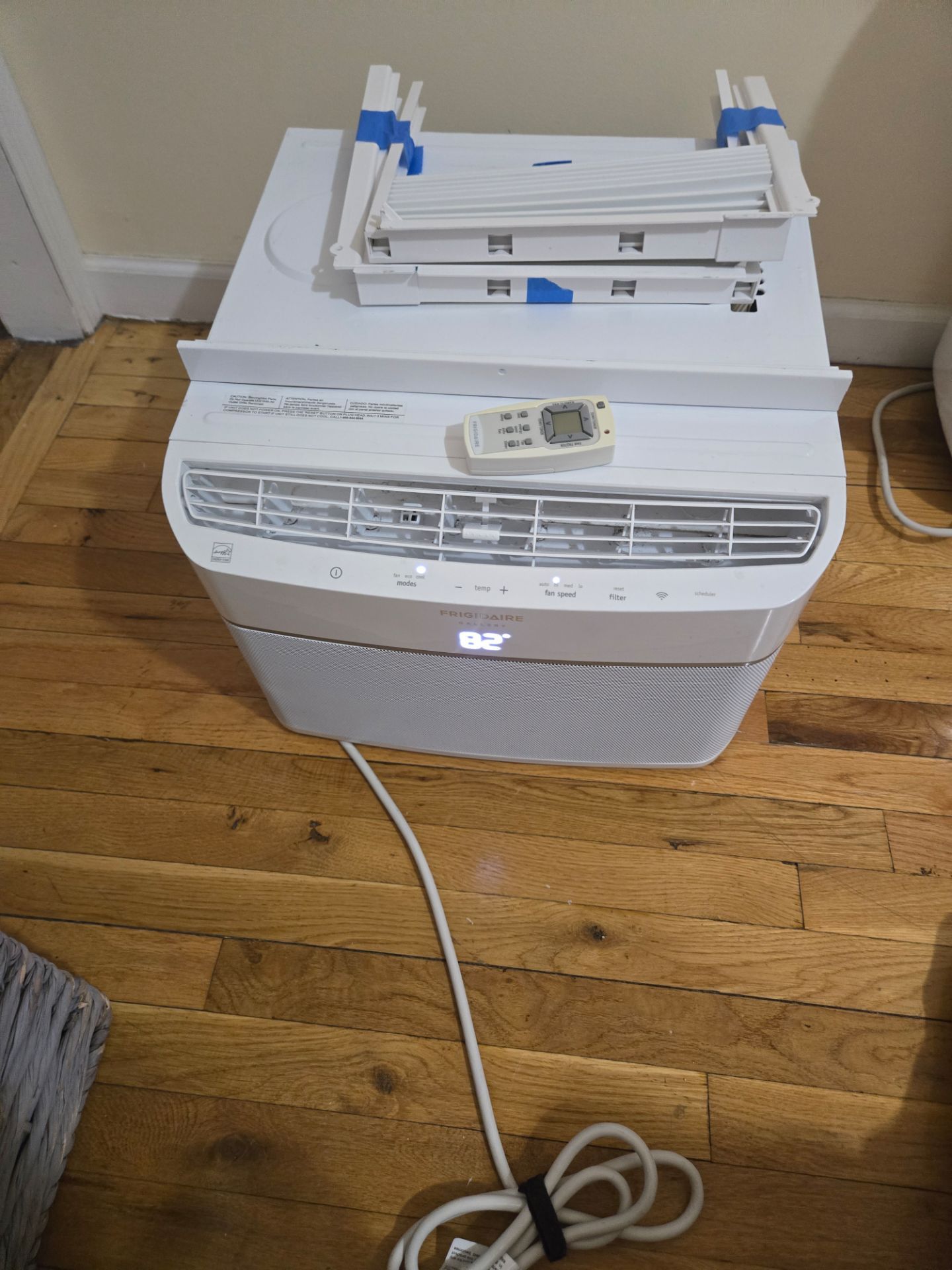 Air Window Conditioner Frigidaire 6000BTU- 8000btu